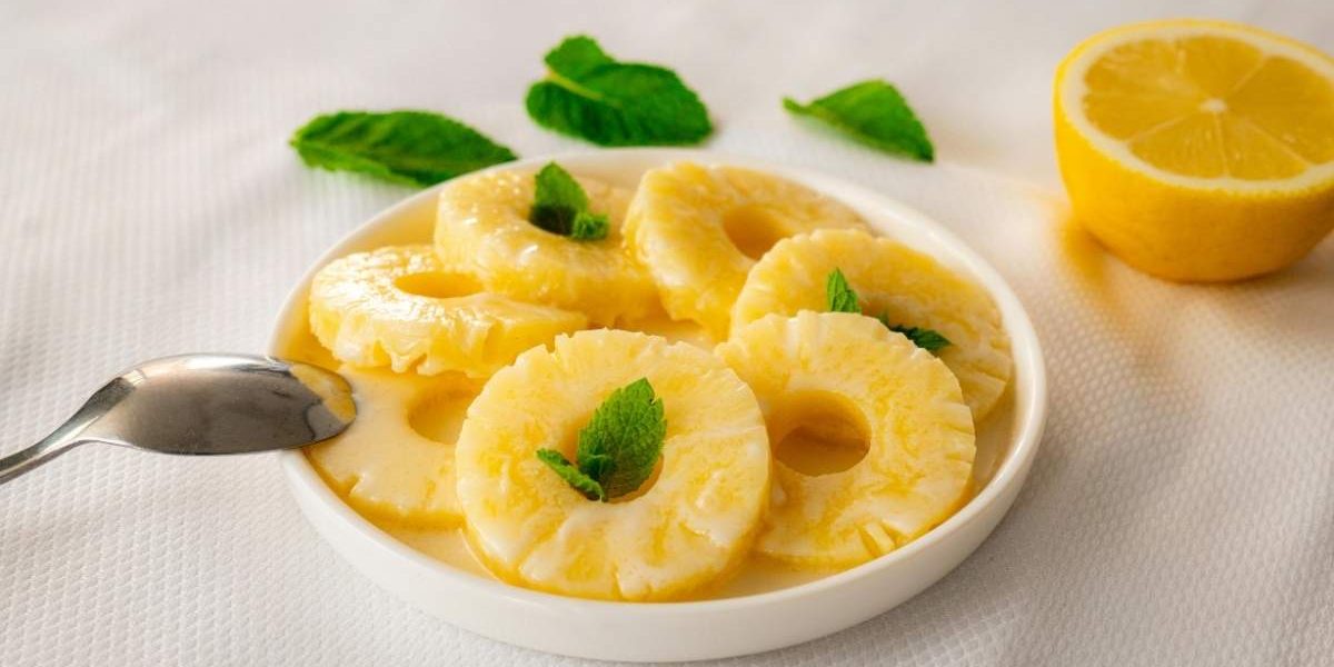 assiette d'ananas coupé en morceaux prêts à être dégusté pour profiter de ses bienfaits