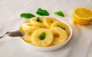 assiette d'ananas coupé en morceaux prêts à être dégusté pour profiter de ses bienfaits