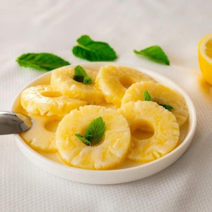 assiette d'ananas coupé en morceaux prêts à être dégusté pour profiter de ses bienfaits