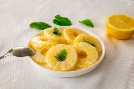 assiette d'ananas coupé en morceaux prêts à être dégusté pour profiter de ses bienfaits