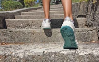 femme qui marche et qui se demande à quoi correspondent 15000 pas en km