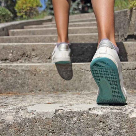 femme qui marche et qui se demande à quoi correspondent 15000 pas en km