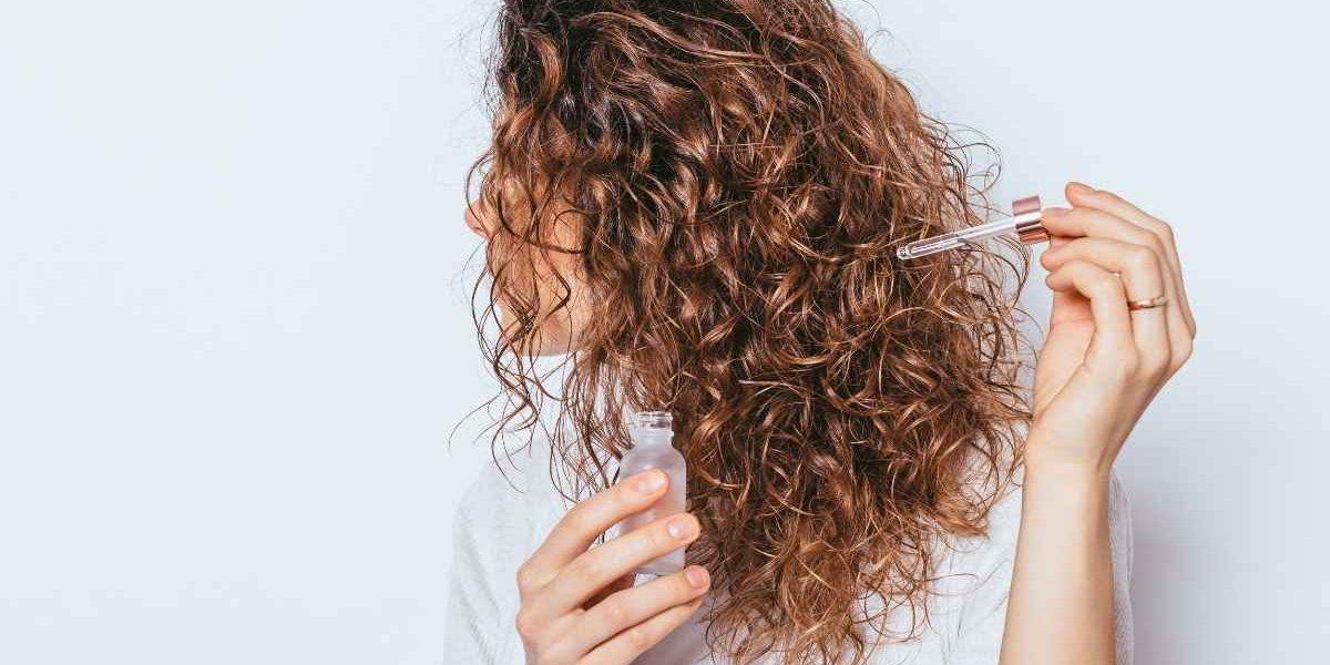 femme qui a supprimé les aliments mauvais pour les cheveux pour avoir une belle chevelure