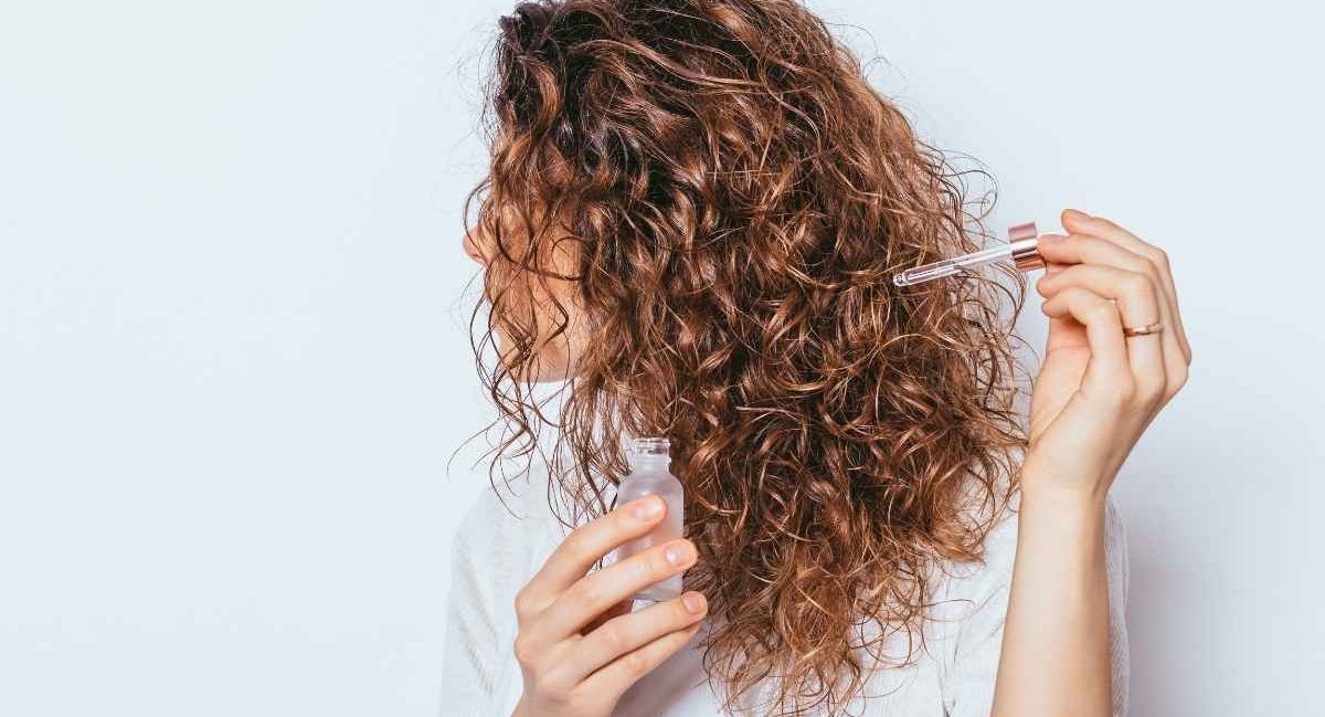 femme qui a supprimé les aliments mauvais pour les cheveux pour avoir une belle chevelure