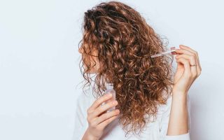 femme qui a supprimé les aliments mauvais pour les cheveux pour avoir une belle chevelure