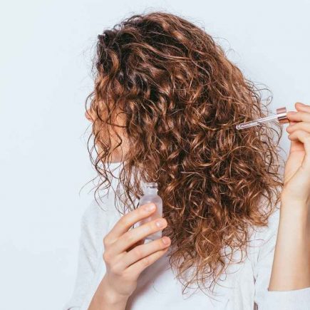 femme qui a supprimé les aliments mauvais pour les cheveux pour avoir une belle chevelure