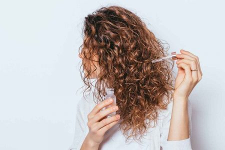 femme qui a supprimé les aliments mauvais pour les cheveux pour avoir une belle chevelure