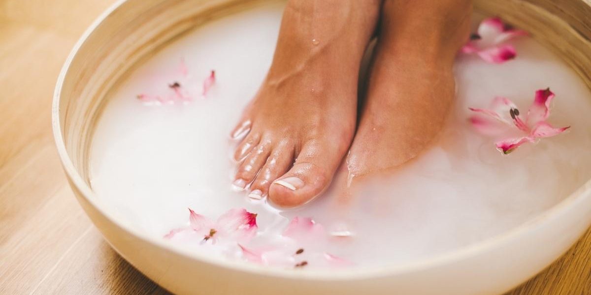 femme qui fait un bain de pied au bicarbonate de soude pour avoir des pieds doux et beaux