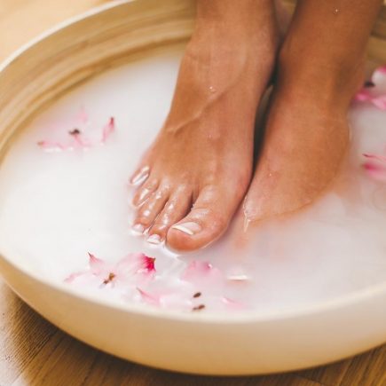 femme qui fait un bain de pied au bicarbonate de soude pour avoir des pieds doux et beaux