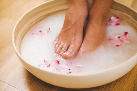 femme qui fait un bain de pied au bicarbonate de soude pour avoir des pieds doux et beaux