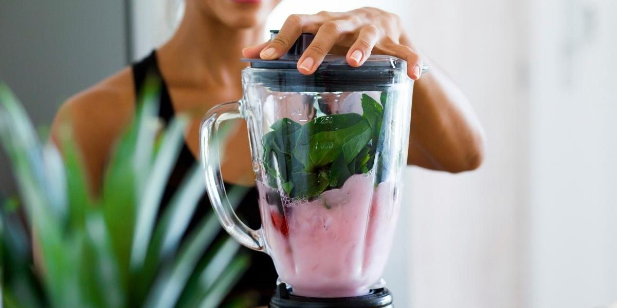 santé et bien-être les bases d'une hygiène de vie saine femme qui prépare un smoothie plein de vitamines